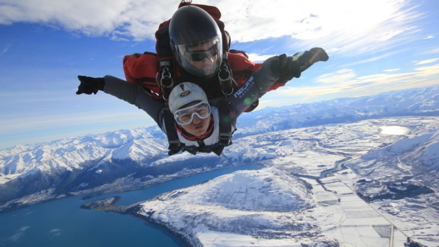 Salto oltre il le cime innevate